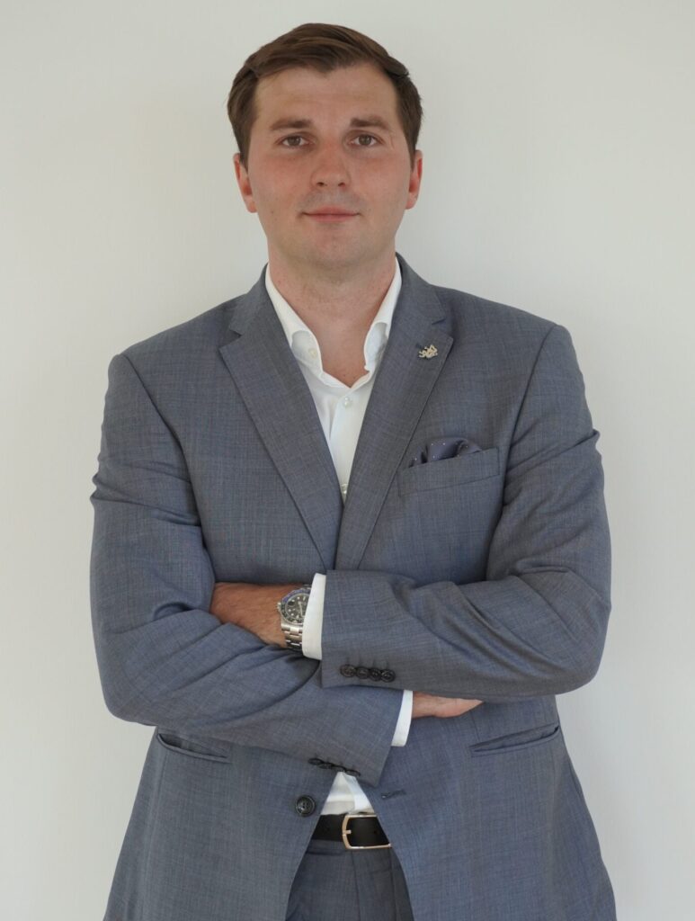 Markus Gunesch verschränkt die Arme und blickt in die Kamera