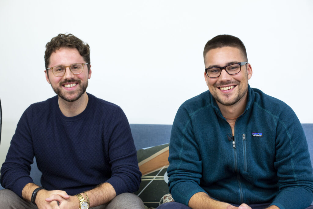 Julian Lechner und Jonathan Loesing lächeln in Kamer