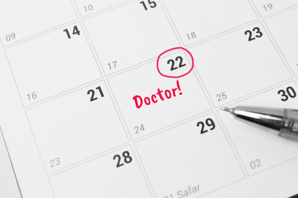 Kalender, auf dem ein Stift liegt. Der 22. ist rot eingekreist und mit der Notiz 