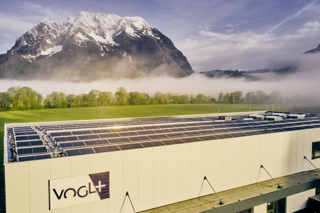 Photovoltaikanlage fotografiert vor einen großen Berg mit Schnee
