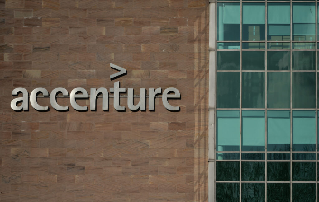 Logo von accenture auf einer Steinmauer