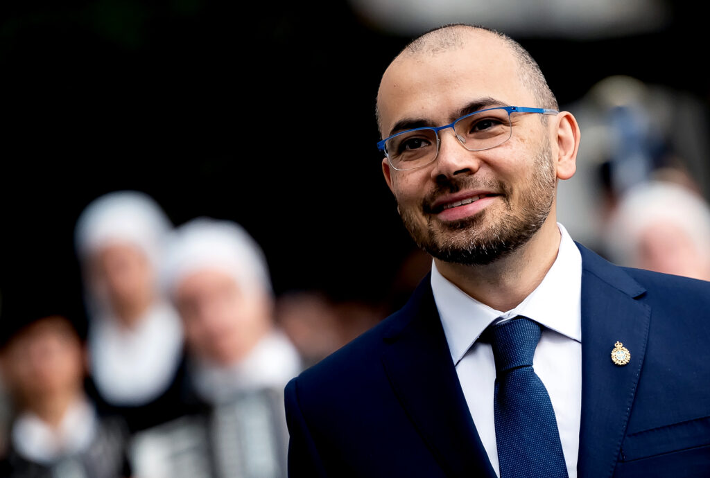 Demis Hassabis CEO von DeepMind in Portraitaufnahme mit Anzug und weißem Hemd