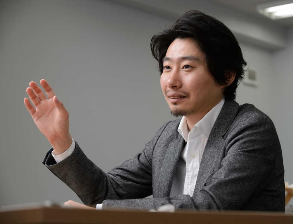 Takeshi Hakamada hebt eine Hand