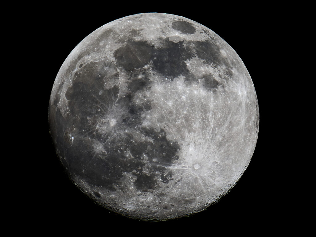 Nahaufnahme vom Mond mit schwarzem Hintergrund