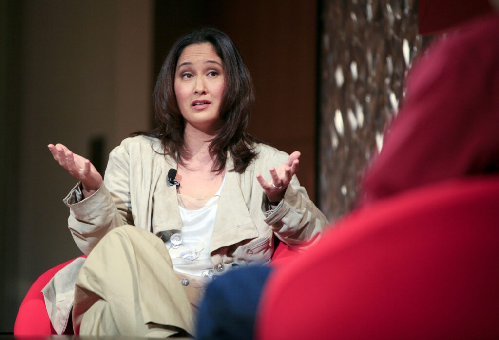 Cynthia Breazeal hält die Hände offen und diskutiert