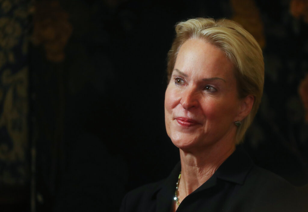 Frances Arnold in seitlicher Fotoaunahme vor schwarzem Hintergrund