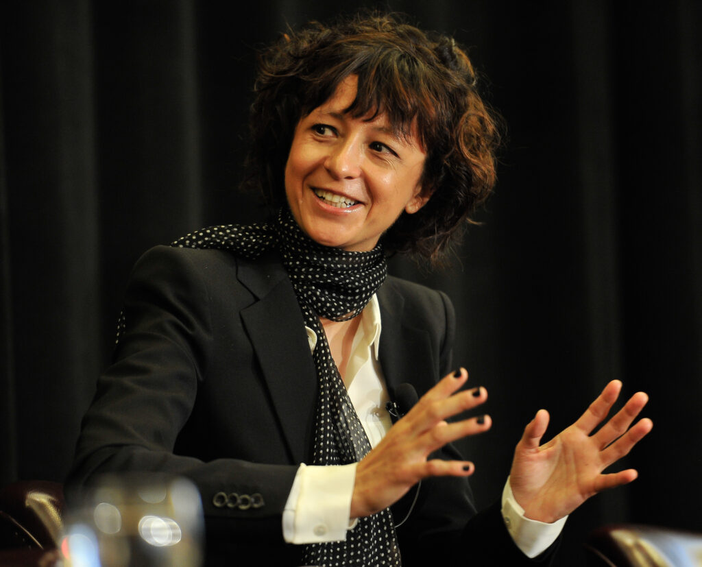 Emanuelle Charptentier blickt seitlich in die Kamera und hält ihre Hände offen