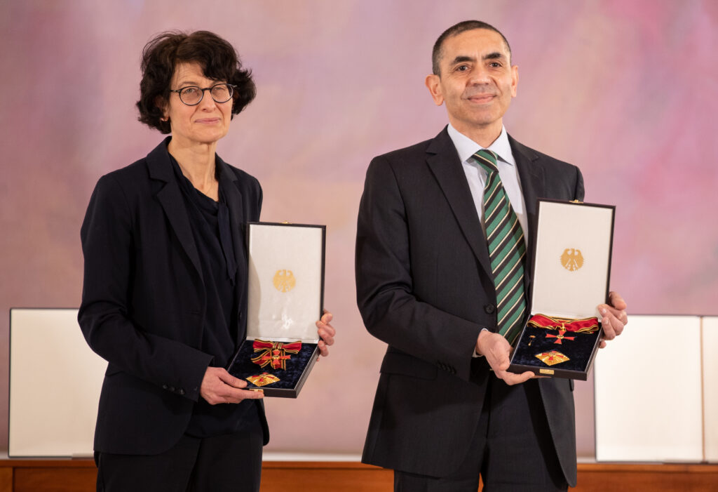 Ugur Sahin mit seiner Frau bekommt einen Preis überreicht
