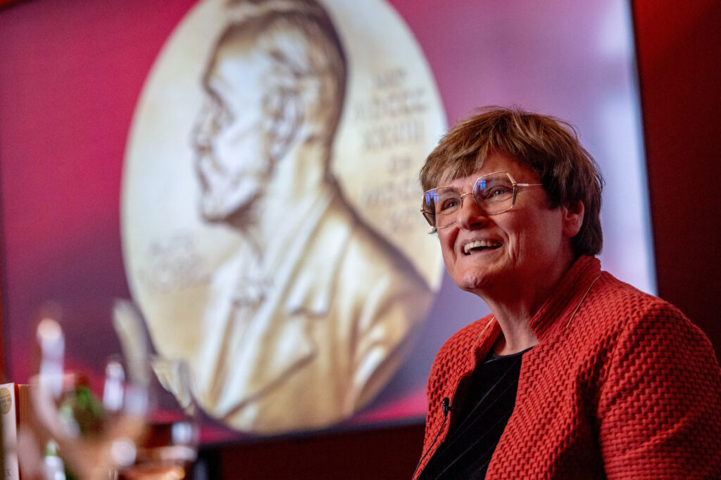 Katalin Kariko mit roter Jacke
