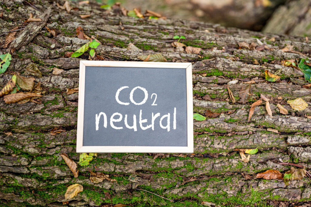 Holzstamm mit dem Schild co2 neutral