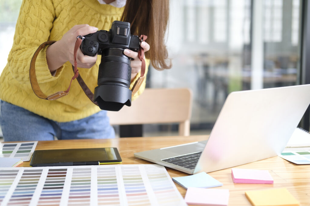 Fotoapparat der nahe an farbliche Karten gehalten wird. Daneben ein Notebook