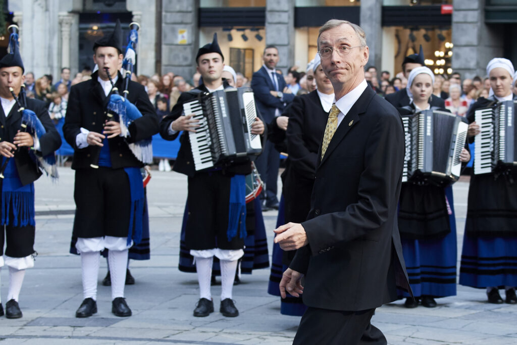 Svante Pääblo mit Anzug geht an einer Garde vorbei
