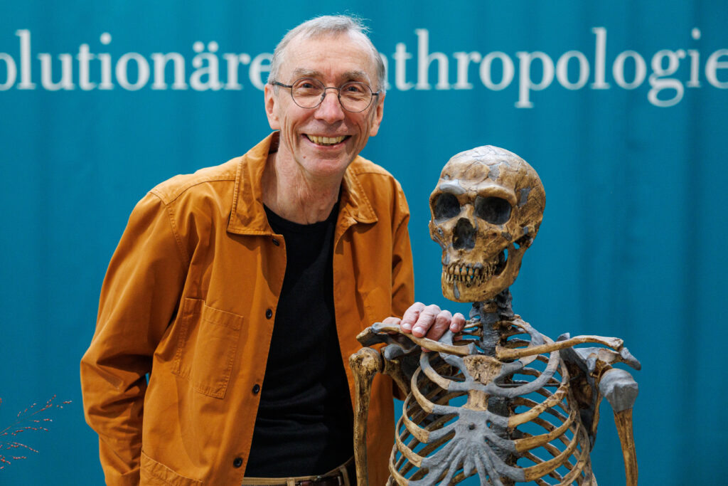 Savante Pääbo mit einem Skelett eines Neandertalers