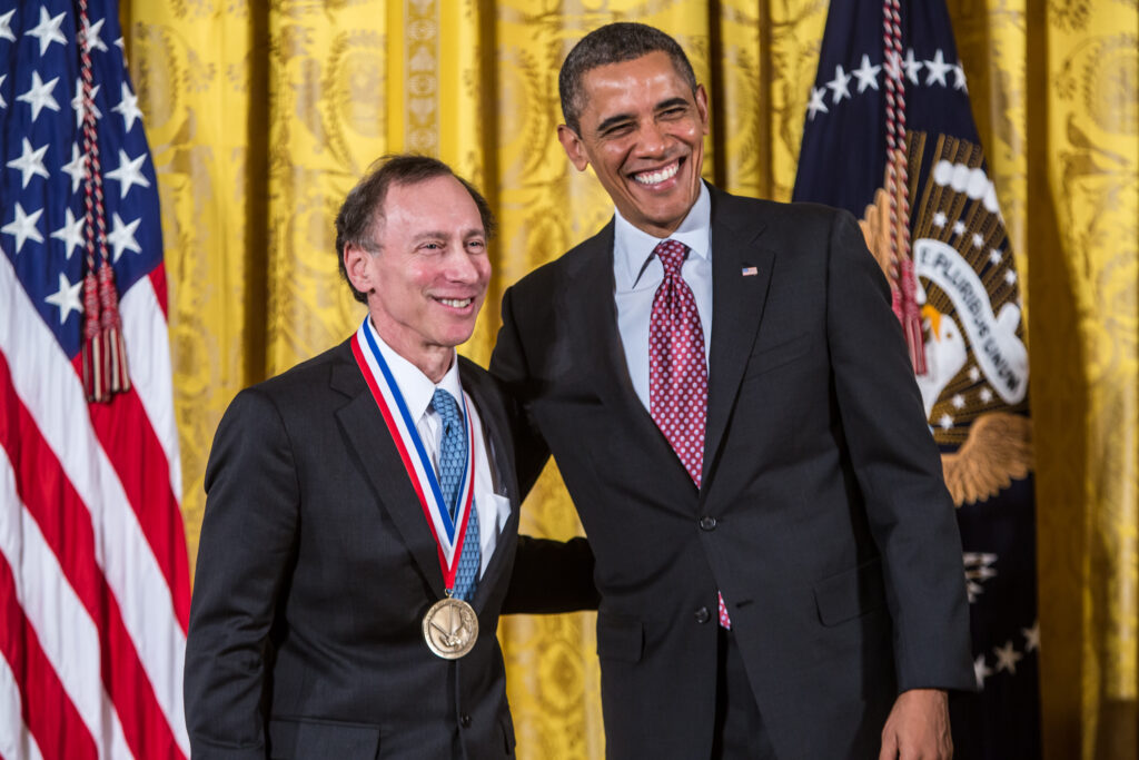 Robert Langer mit Medaille steht neben Barack Obama