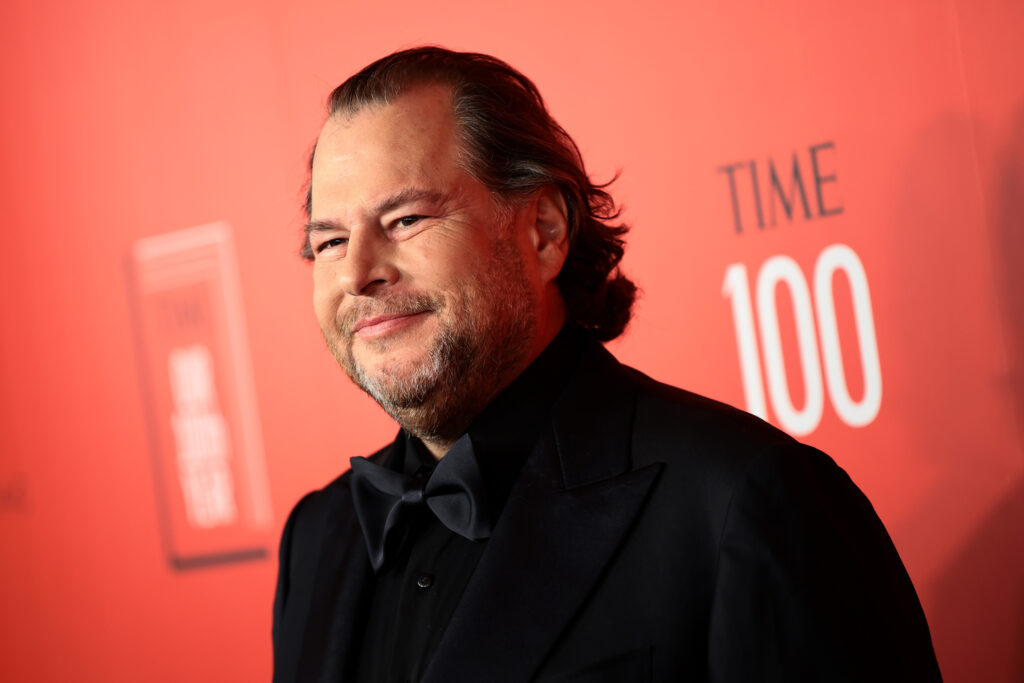 Marc Benieoff steht vor einem roten Hintergrund mit Time 100 Aufschrift