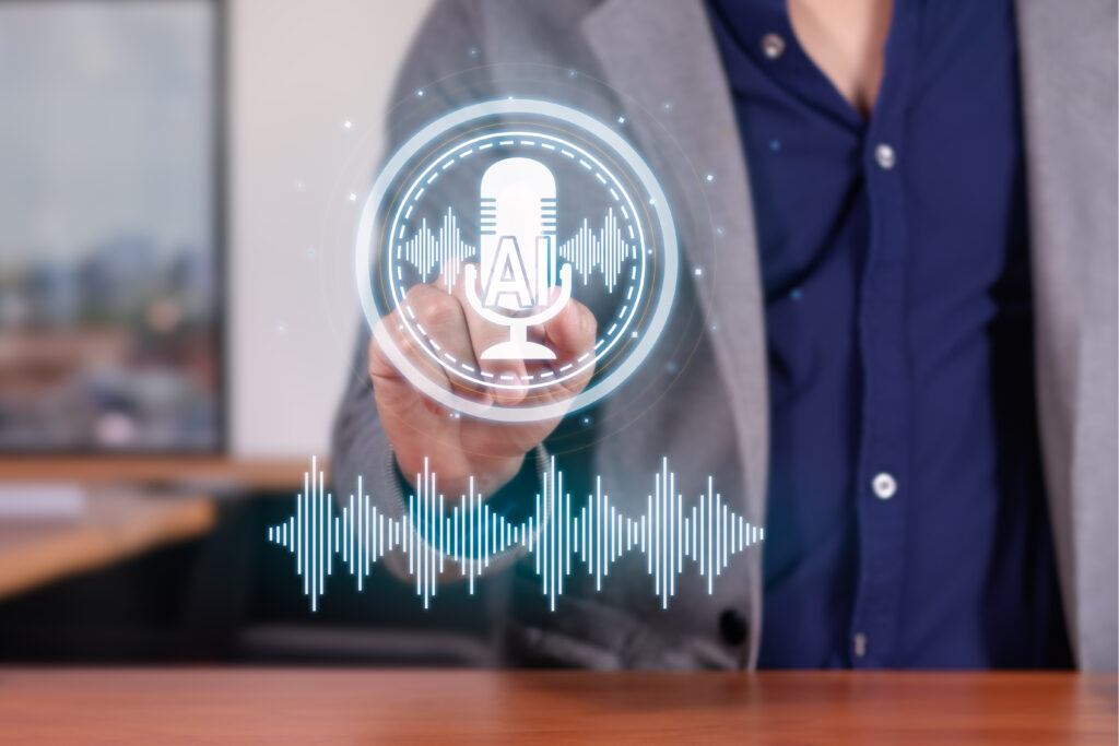 AI mit einem Mikrofon in der Mitte aufbeamt. Dahinter der Oberkörper eines Mannes erkennbar