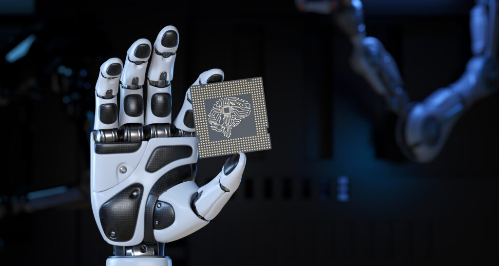Roboterhand hält einen Chip vor einem dunklen Hintergrund