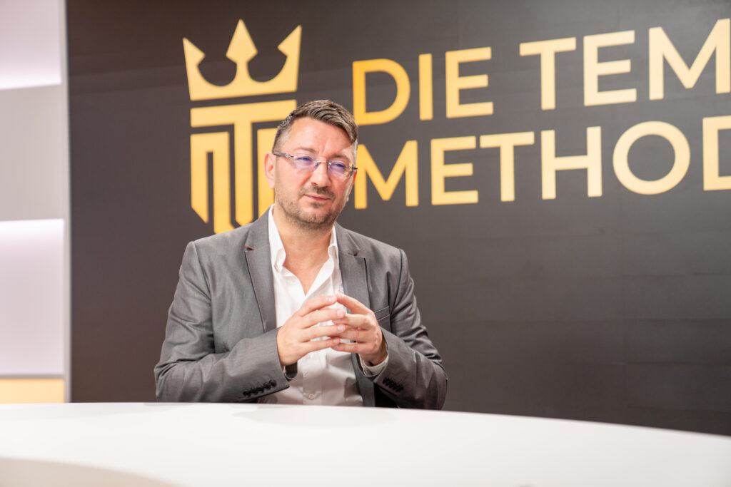 Walter Temmer verschränkt Hände