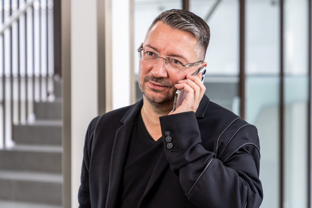 Walter Temmer telefoniert