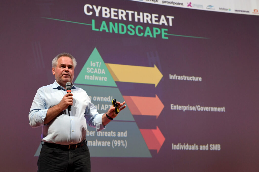 Eugene Kaspersky  steht mit einem Mikrofon auf einer Bühne