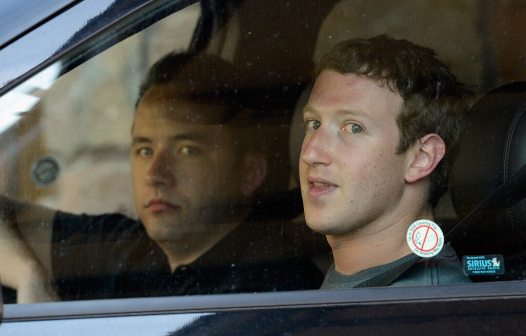 Andrew Houston mit Mark Zuckerberg in einem Auto