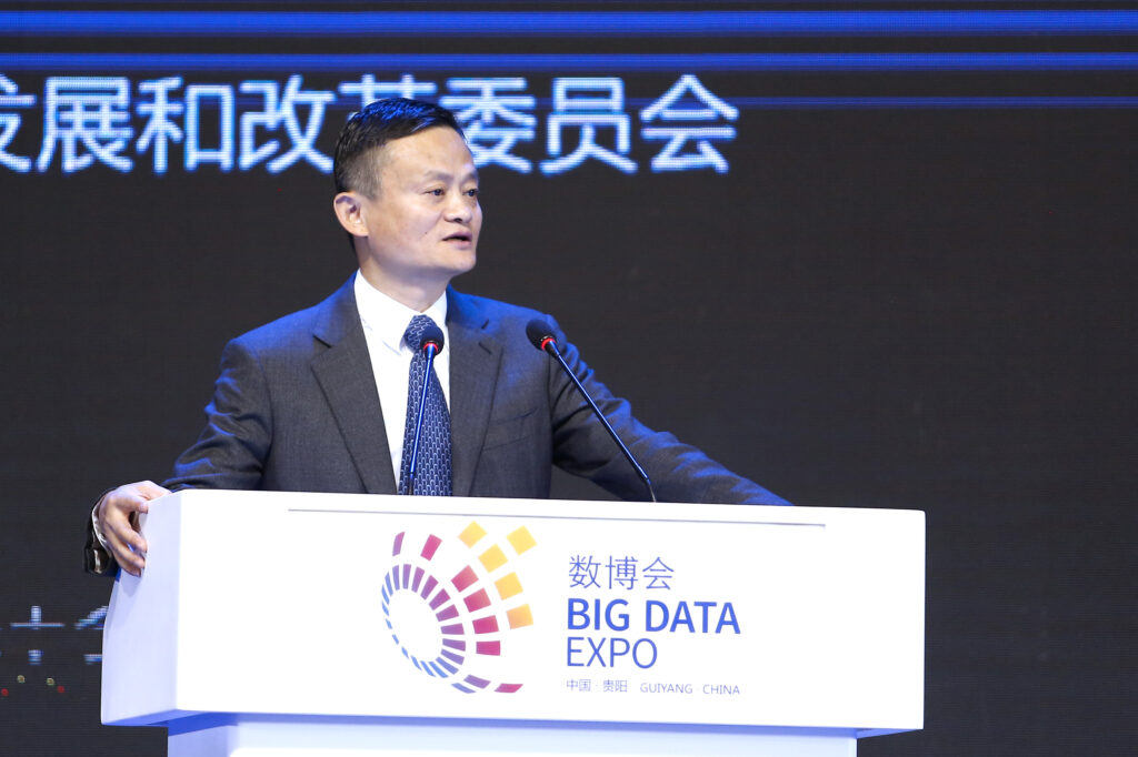 Jack Ma steht an einem Podium von Big Data Expo