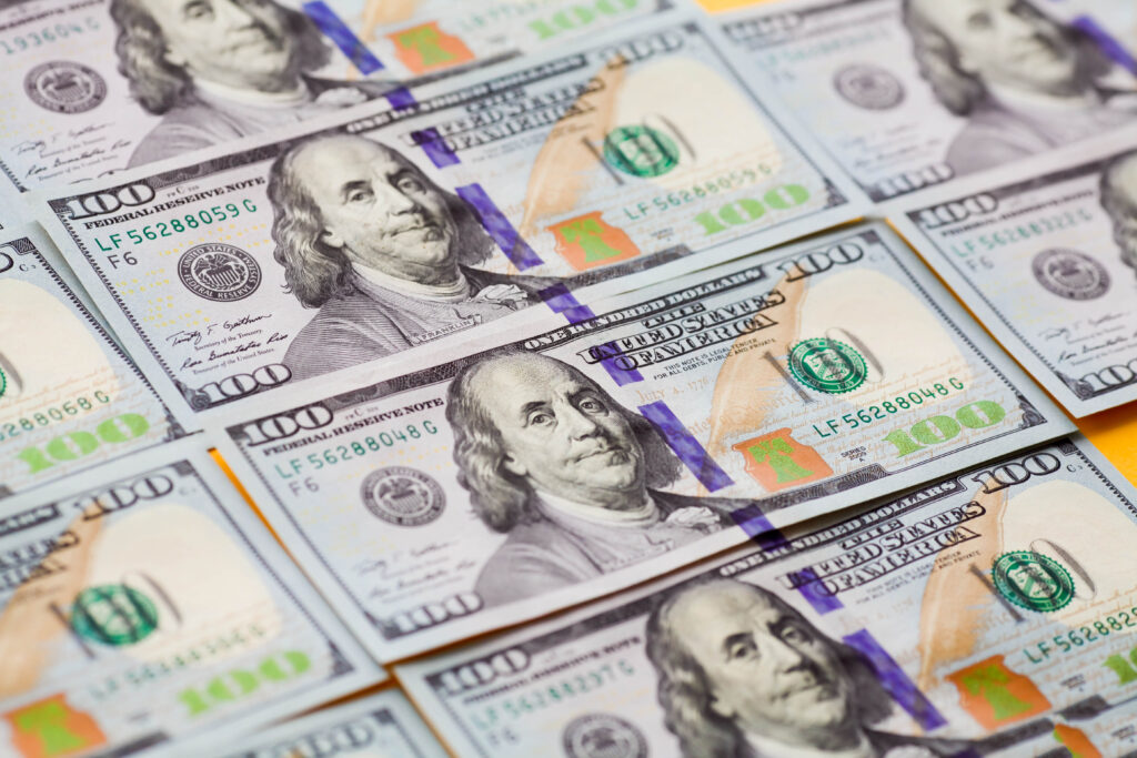 Viele Dollar-Scheine nebeneinander geschlichtet