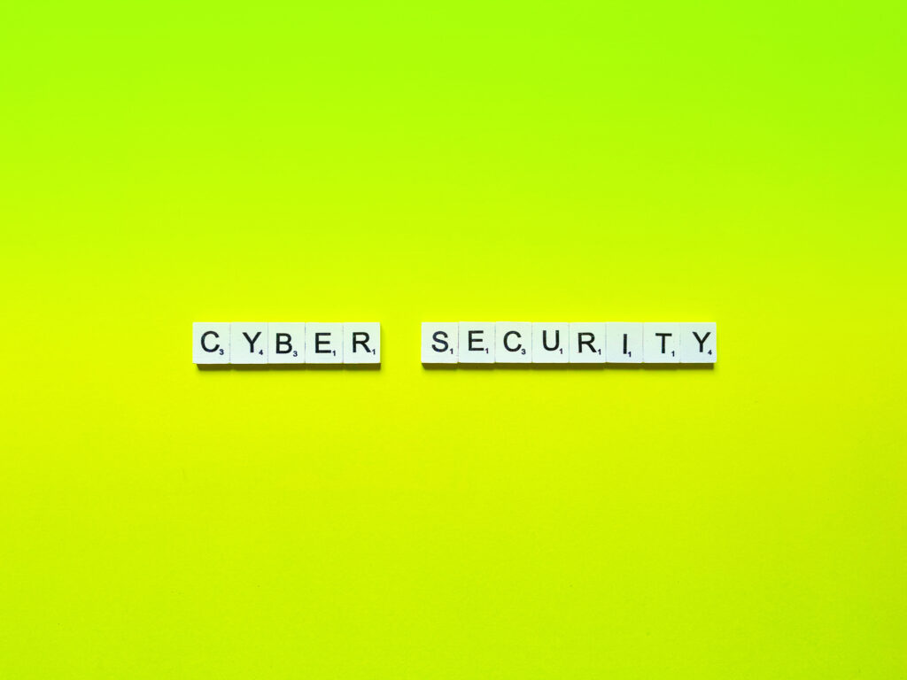 gelber Hintergrund mit cyber security geschrieben