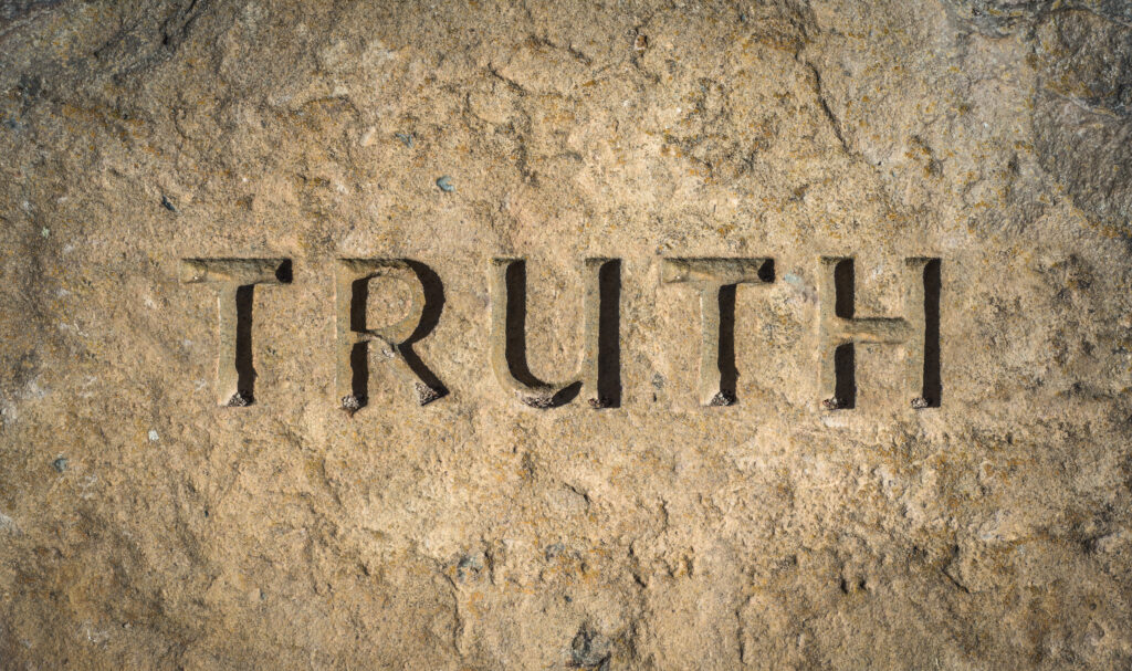 brauner steiniger Hintergrund mit TRUTH darauf geschrieben
