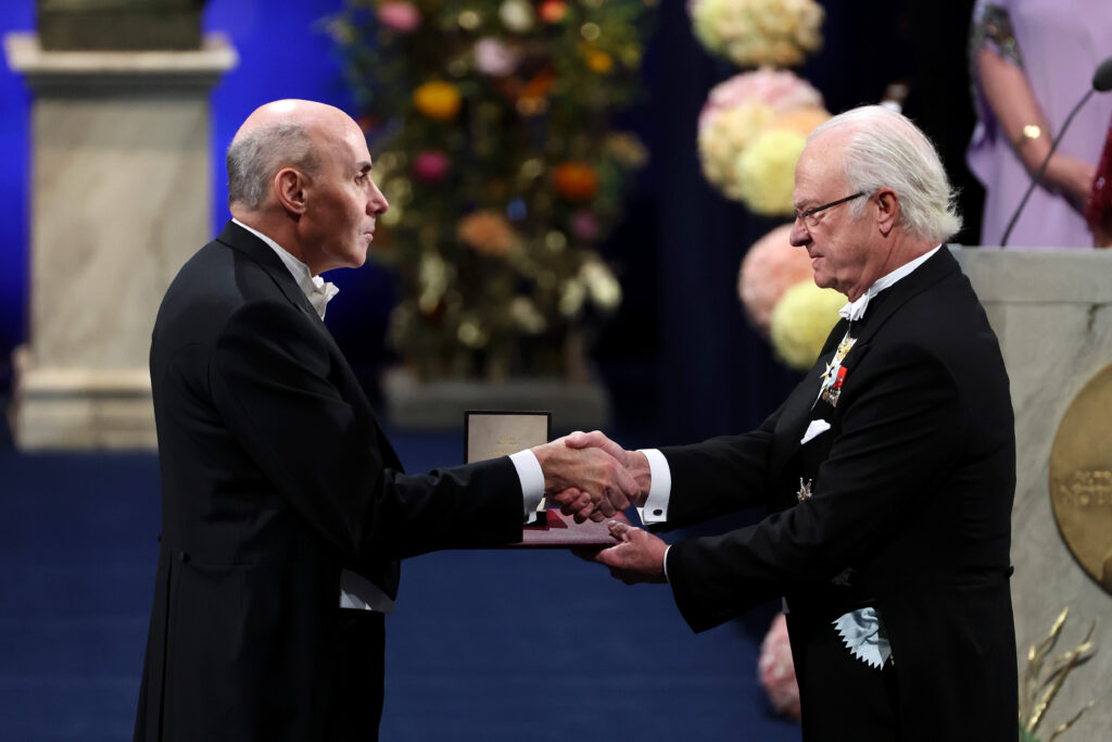 Drew Weissman bekommt den Nobelpreis überreicht