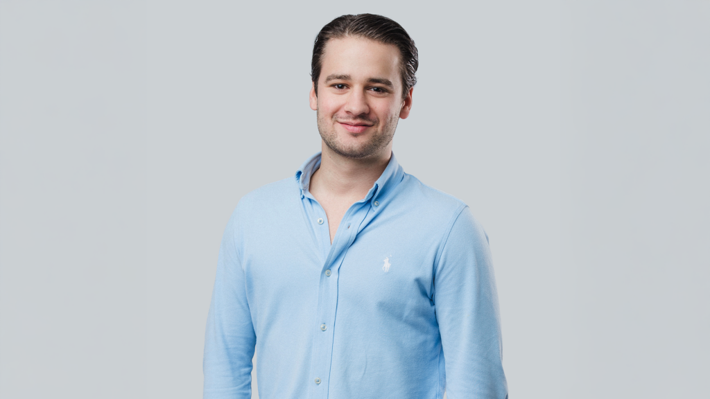 Niko Stojcic posiert für Kamera
