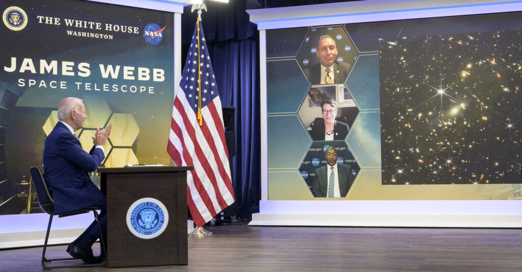 Joe Biden am Schreibtisch zur James WEBB Space Telescope mit Thomas Zurbuchen in der Übertragung