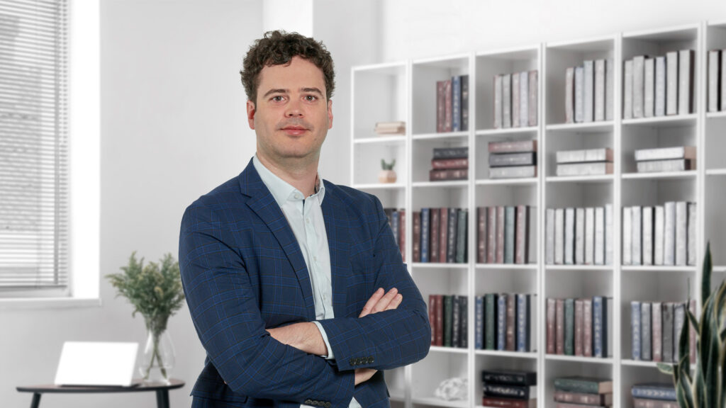 Robert Rieger, Strafverteidiger aus Wels, setzt auf Prävention und soziale Maßnahmen, um die Zukunft des Strafrechts angesichts der geplanten Senkung der Strafmündigkeit aktiv mitzugestalten.
