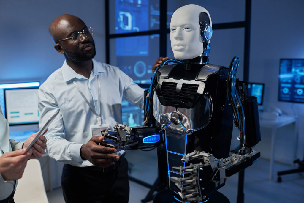Forscher hält einen Arm eines Roboters