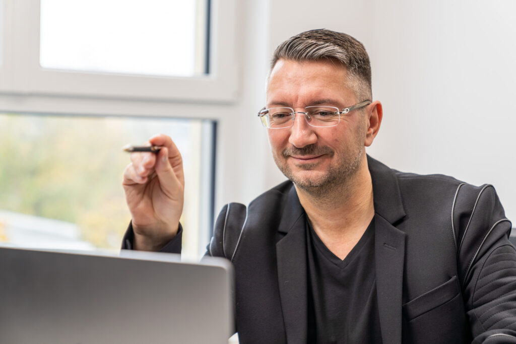 Walter Temmer sitzt vor Laptop