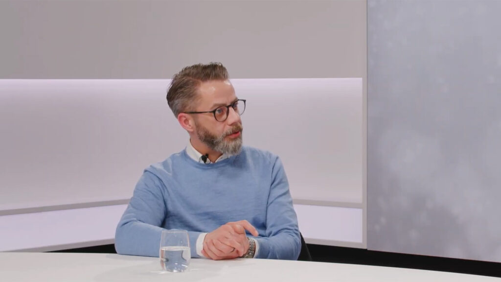 Lukas Jäger zeigt mit seinem Hörcafé in Hollerbrunn, dass Hörakustik weit mehr ist als reine Technik.