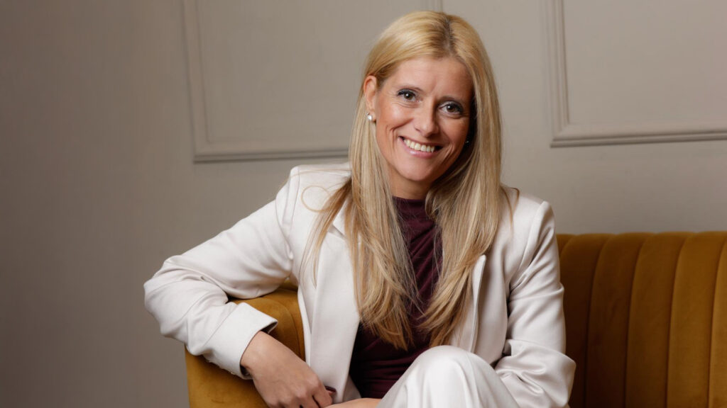 Cristine Falkenstein verbindet Literatur, abstrakte Kunst und persönliche Erfahrungen zu einer authentischen kreativen Marke.