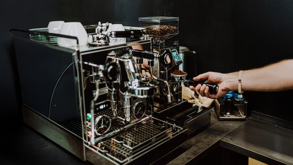 Matthias Pamer von Pamer's Kaffeerösterei im Interview über B2B-Specialty-Coffee, fair gehandelten Kaffee und Beratung.